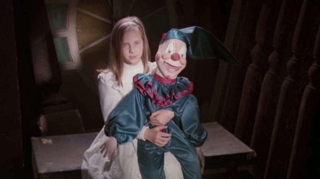 A ghost girl with her clown doll in Ghosthouse (1988)