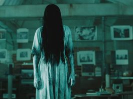 Sadako approaching in a green background in Ringu (1998)