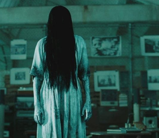 Sadako approaching in a green background in Ringu (1998)