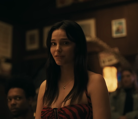 A woman talks to her boyfriend and friends in a bar in Obsession