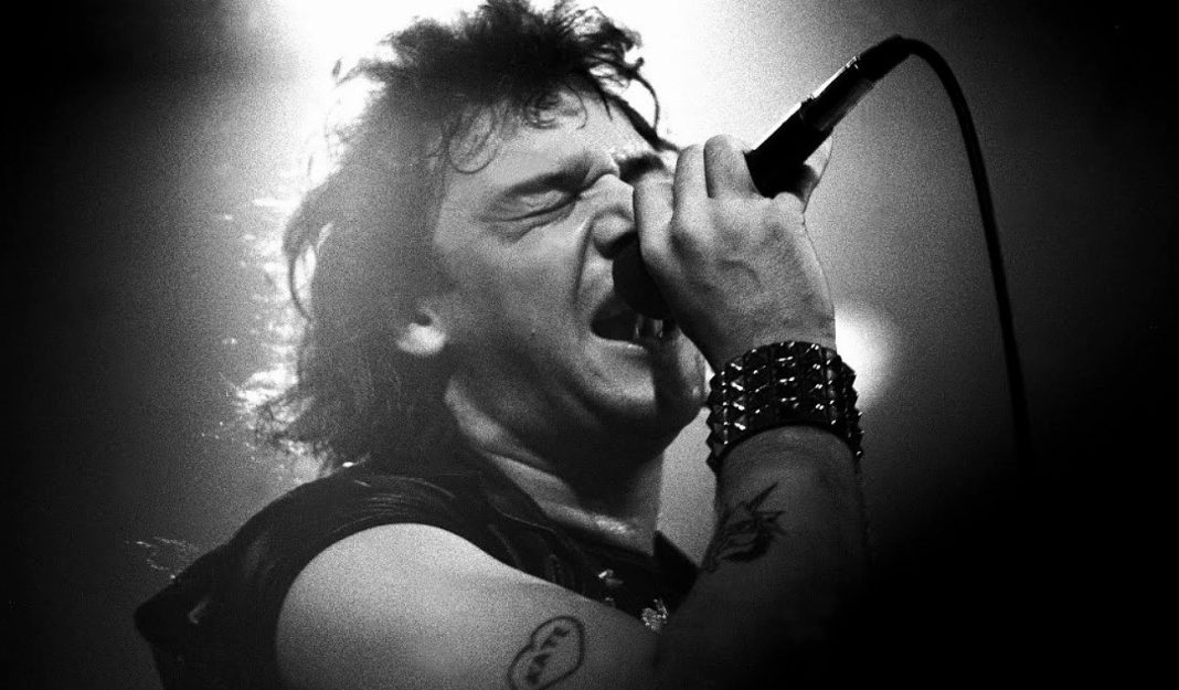 Paul Di’Anno signs on-stage in Iron Maiden’s Lost Singer Paul Di’Anno signs on-stage in Iron Maiden’s Lost Singer