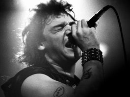 Paul Di’Anno signs on-stage in Iron Maiden’s Lost Singer