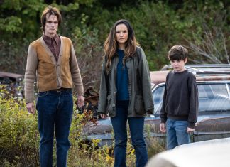 Scott McCord as Victor, Catalina Sandino Moreno as Tabitha Matthews, Simon Webster as Ethan Matthews in From Season 4