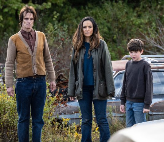 Scott McCord as Victor, Catalina Sandino Moreno as Tabitha Matthews, Simon Webster as Ethan Matthews in From Season 4