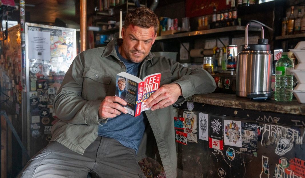 Reacher reads a Lee Child book in a diner in Reacher Season 4 Reacher reads a Lee Child book in a diner in Reacher Season 4