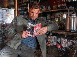 Reacher reads a Lee Child book in a diner in Reacher Season 4