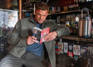 Reacher reads a Lee Child book in a diner in Reacher Season 4