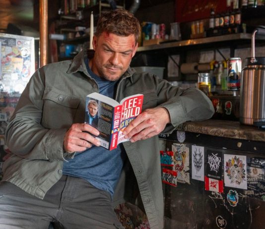 Reacher reads a Lee Child book in a diner in Reacher Season 4
