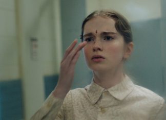 Carrie finds blood on her face in Carrie Season 1