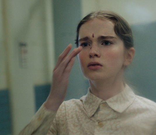 Carrie finds blood on her face in Carrie Season 1